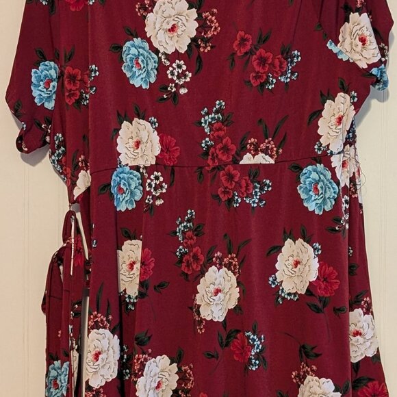 Red faux-wrap blouse with white flowers - Picture 3 of 5